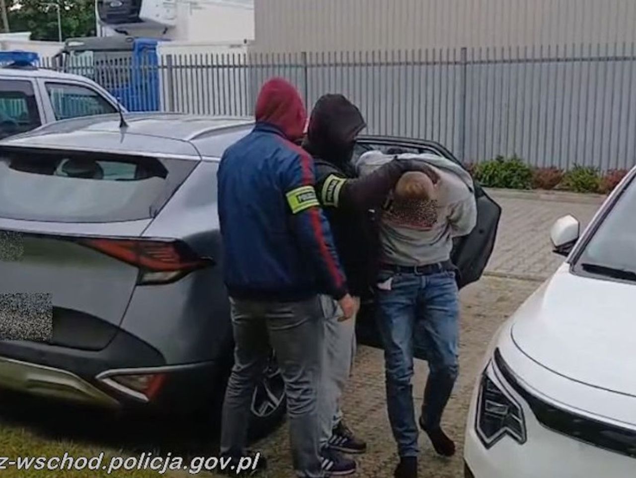Policyjny pościg za BMW. Auto dachowało, ale kierowcy i tak udało się zgubić policjantów