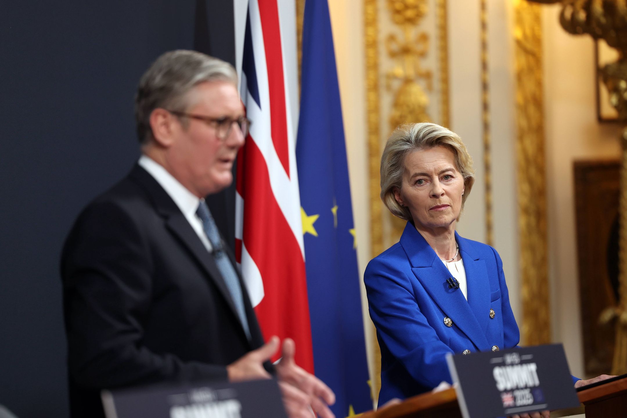 Premier W. Brytanii Keir Starmer (L) oraz szefowa KE Ursula von 