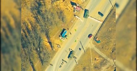 Dron bezzałogowy niszczy ukraińskie pojazdy. Tak Rosjanie chwalą się superbronią