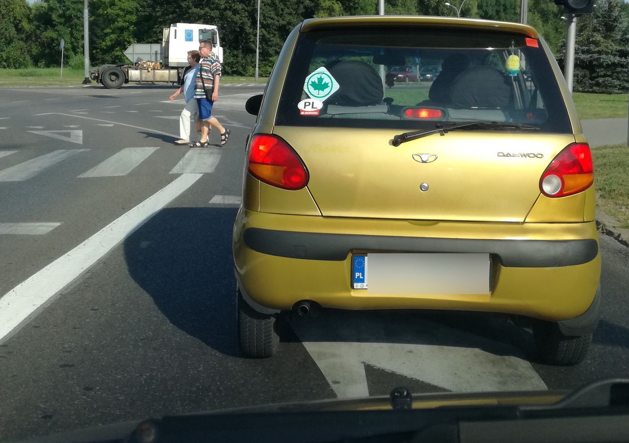 Tu wszystko jest w porządku. Gdyby jednak na owalnej naklejce widniał inny skrót, kierowcy groziłby mandat