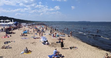 Wakacje w Gdańsku. Glony nie odstraszają turystów