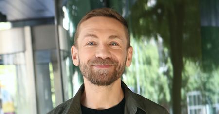 Prowadził popularne programy, a potem ZNIKNĄŁ z show-biznesu. Tak teraz zarabia na życie