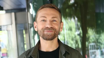 Prowadził popularne programy, a potem ZNIKNĄŁ z show-biznesu. Tak teraz zarabia na życie