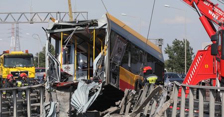 Warszawa. Utrudnienia po wypadku autobusu mogą potrwać kilka dni
