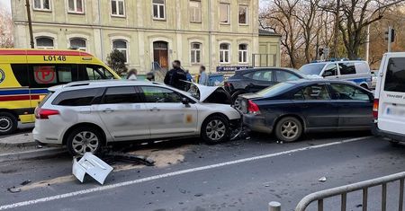 Lublin. Pijany taksówkarz wjechał w stojące przed światłami auta