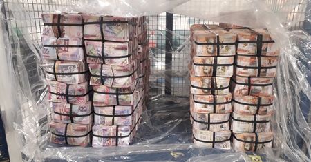 Wielka Brytania. Przejęto ponad 5 milionów funtów w gotówce. Wpadka gangsterów