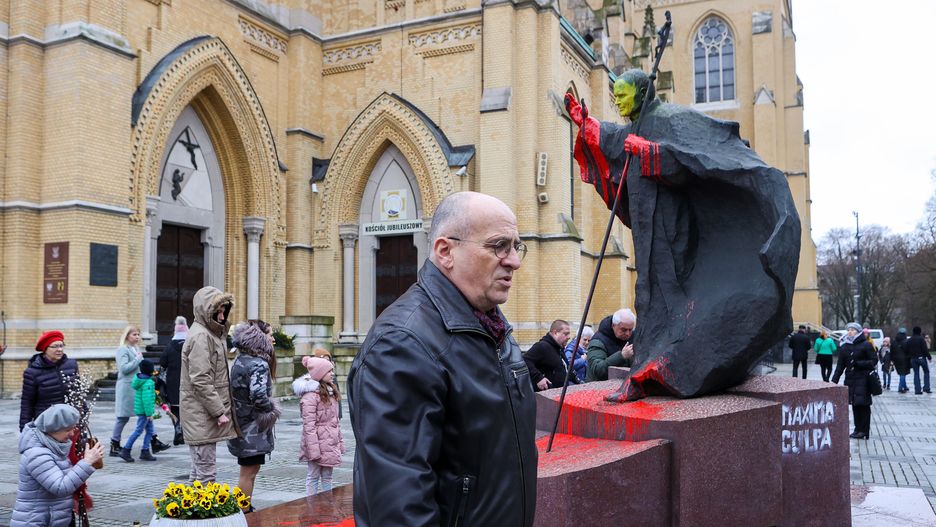 Łódź, 02.04.2023. Minister spraw zagranicznych RP Zbigniew Rau złożył kwiaty pod pomnikiem Jana Pawła II w Łodzi, 2 bm. W nocy z soboty na niedzielę nieznany sprawca zniszczył pomnik Jana Pawła II. Ręce figury pomalowano czerwoną farbą, twarz zamalowano na żółto, a na granitowym cokole napisano farbą "maxima culpa". To nawiązanie do tytułu książki Ekke Overbeeka "Maxima culpa � Jan Paweł II wiedział". (ad)PAP/Marian Zubrzycki