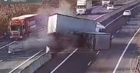 Złapał gumę na autostradzie. Koszmarny moment wypadku zarejestrowała kamera