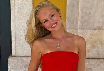 Rozsiadła się na schodkach. Jej bikini to model tylko dla odważnych