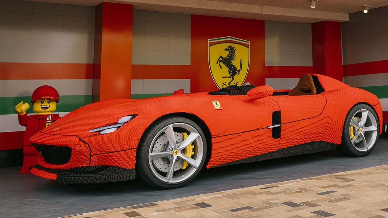 Pełnowymiarowe ferrari z Lego stanęło w Legolandzie. To część większego projektu