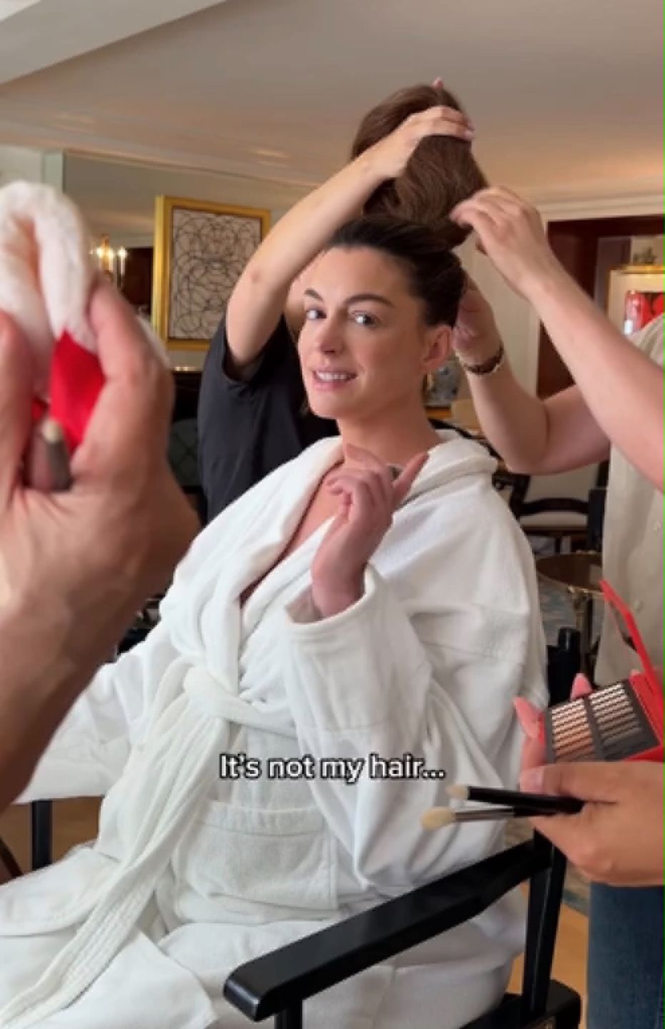 Anne Hathaway reaguje na komentarze, że ma sztuczny brzuch 