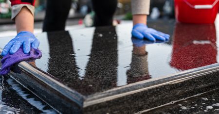 Jak czyścić grób? Po użyciu tego patentu zagwiżdżesz z zachwytu