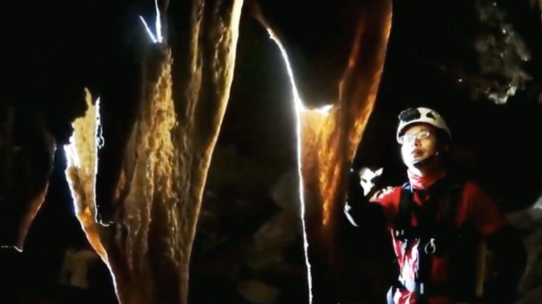 Fragment niesamowitych i bardzo rzadko spotykanych formacji skalnych, jakie odkryto w jaskini w Chinach.