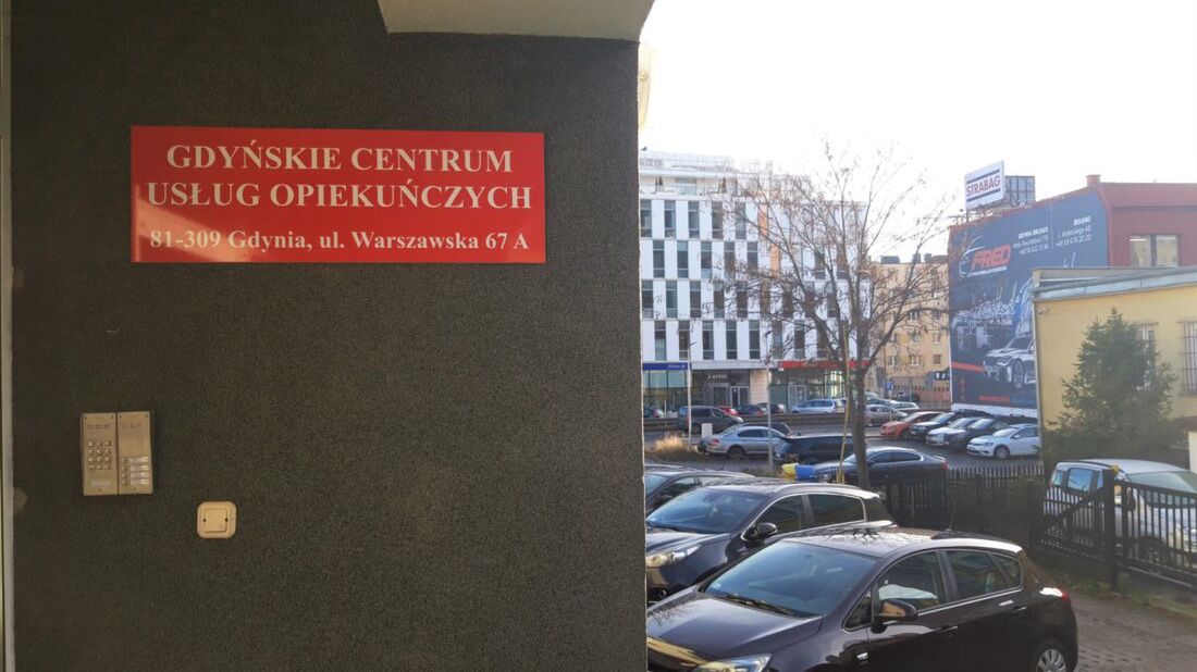 Nocne koczowanie w kolejce po świadczenie. W sieci zawrzało