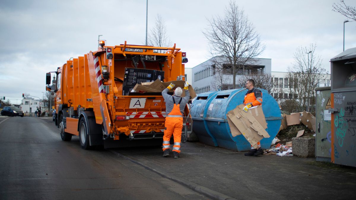 Niemcy szukają do pracy na śmieciarce.