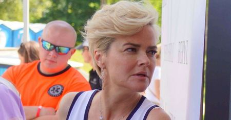 Monika Richardson na plaży. Cytuje antyszczepionkowców