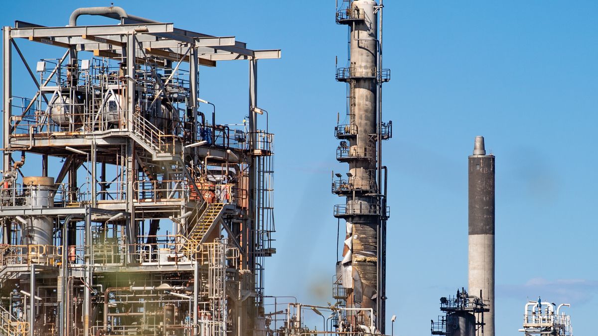 Some damage can be seen at the Viva Energy Geelong refinery in Corio, Victoria, Australia, 16 April 2026. Petrol production has been affected after a significant fire broke out at Viva Energy Geelong refinery, one of Australia's two operating refineries, following reports of flames and explosions. EPA/JAY KOGLER AUSTRALIA AND NEW ZEALAND OUT Dostawca: PAP/EPA.
