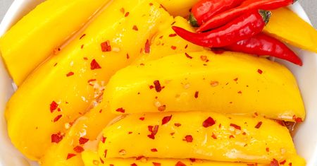 Ogień i miód na jednym talerzu. Nieoczywisty duet smaków, który podbija kuchnię