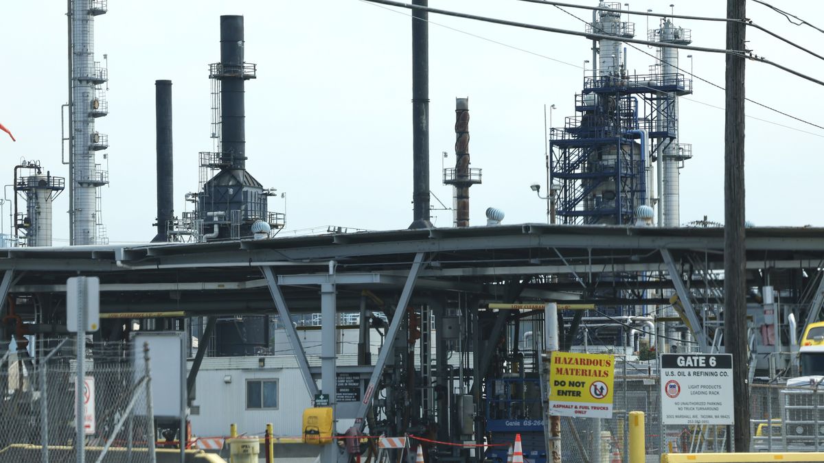 View of the US Oil & Refining Company in Tacoma, Washington, USA, 16 June 2025. Recent military escalation between Israel and Iran are raising fears of a potential closure of the Strait of Hormuz, a crucial waterway for global oil and gas trade. A closure could significantly impact global energy markets, causing a sharp increase in oil prices. EPA/JOHN G. MABANGLO Dostawca: PAP/EPA.