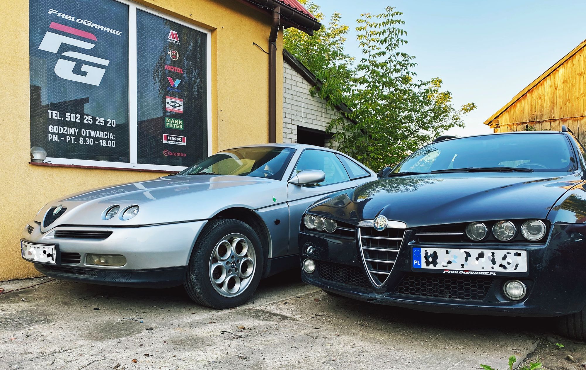 Alfa GTV (z lewej) to świetny zadatek na klasyka, natomiast Alfa 159 (po prawej) - bardzo dobra alternatywa dla audi czy bmw.