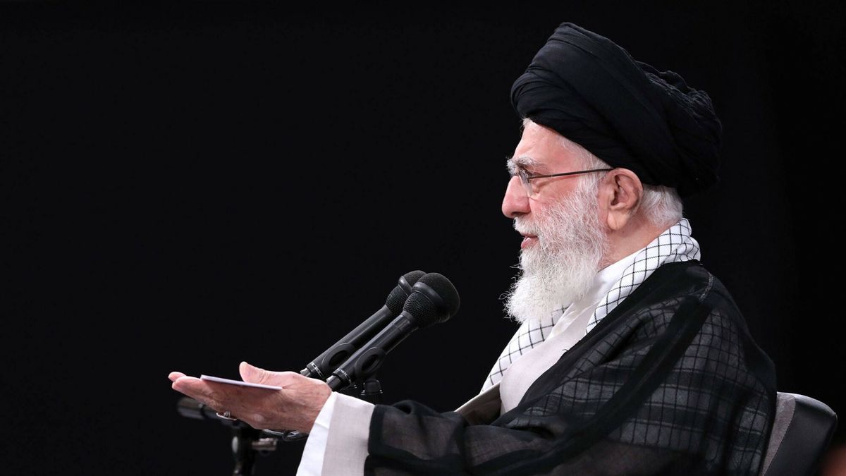 Archiwum zagraniczne East News 2023-08
Iran s Supreme Leader Ayatollah Ali Khamenei meets with employees of the Marine Group in iran Iran s Supreme Leader Ayatollah Ali Khamenei meets with employees of the Marine Group in iran on August 08, 2023. Photo by Iranian Presidency Office Tehran Tehran Iran, Islamic Republic of 130823_IRAN_IPO_2_00 7 Copyright: xapaimagesxIranianxPresidencyxOfficexxapaimagesx
IMAGO/Iranian Presidency Office \ apaimages