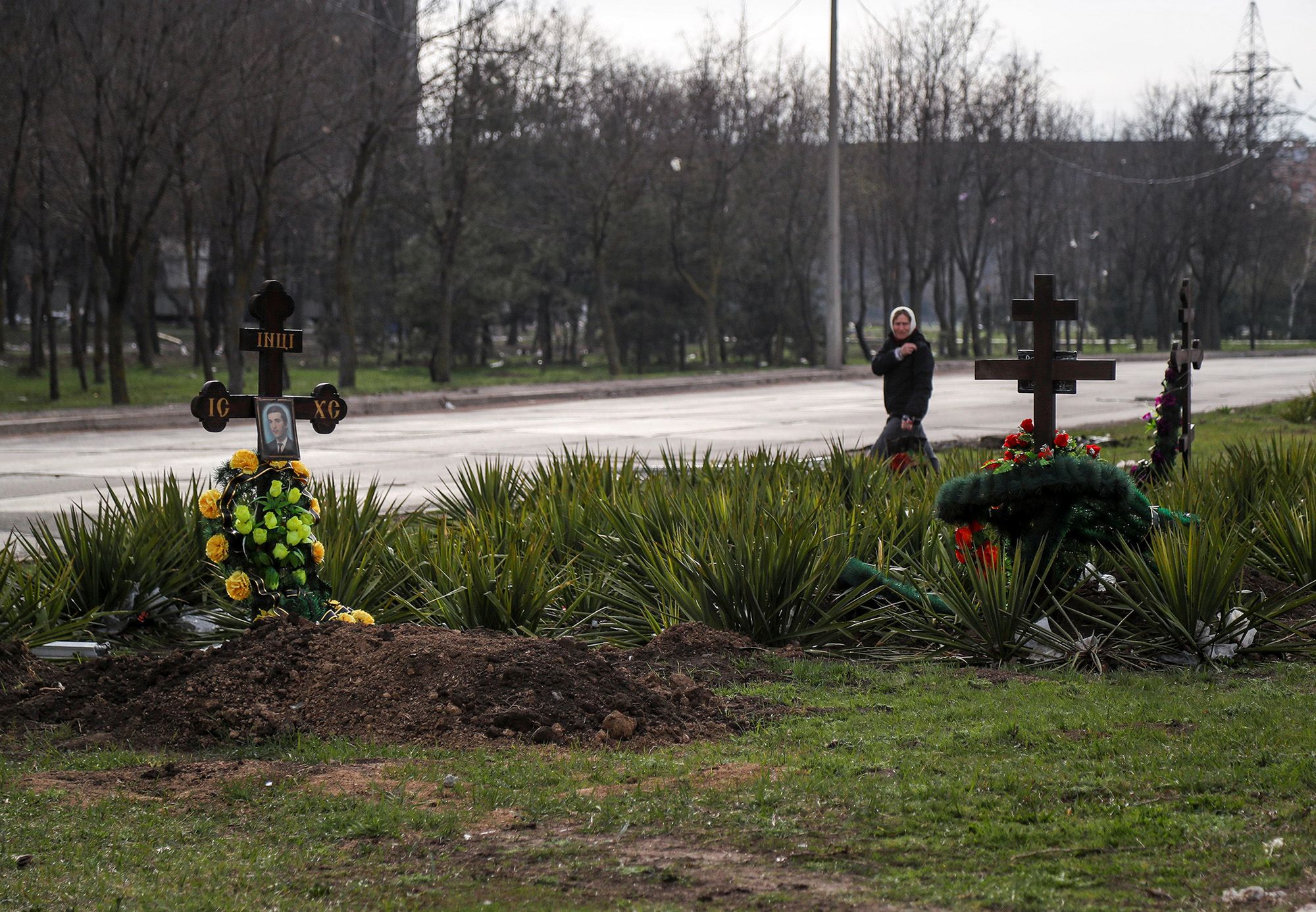 Przerażający widok Mariupola. Groby na łączniku między ulicami 2