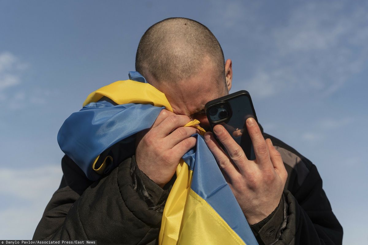 Ukraińscy żołnierze, którzy wrócili z rosyjskiej niewoli wracają na front