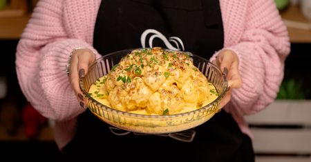Wkładam całego kalafiora do piekarnika. Z tym sosem to czysta poezja smaków