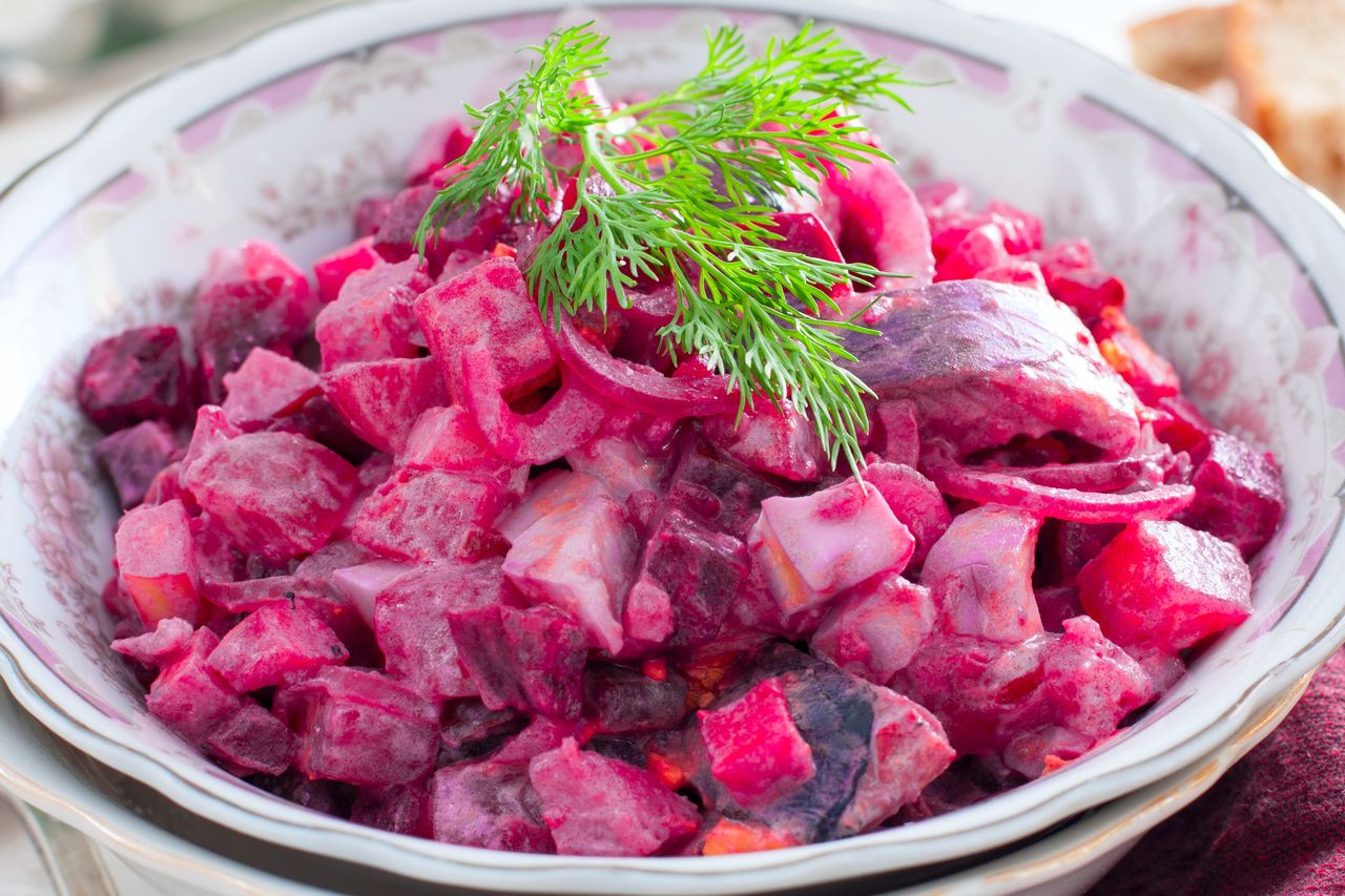 Zamiast zwykłej sałatki śledziowej przygotowuję tę z burakami. Znika w okamgnieniu