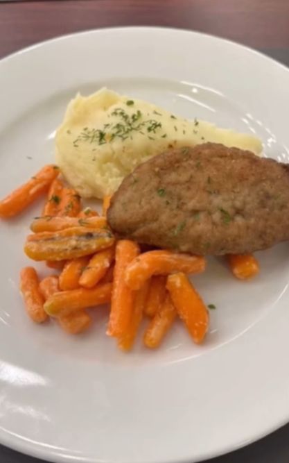 Mentzen mówi, jak karmią w Sejmie.