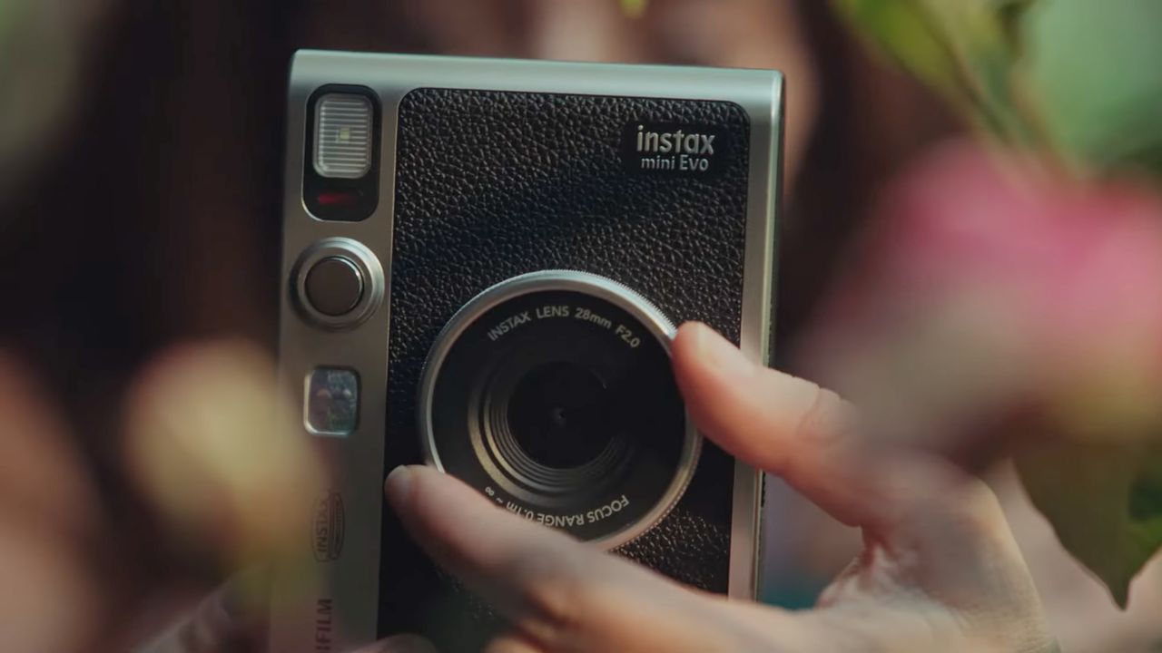 Fujifilm instax mini Evo Hybrid łączy świat fotografii cyfrowej i natychmiastowej
