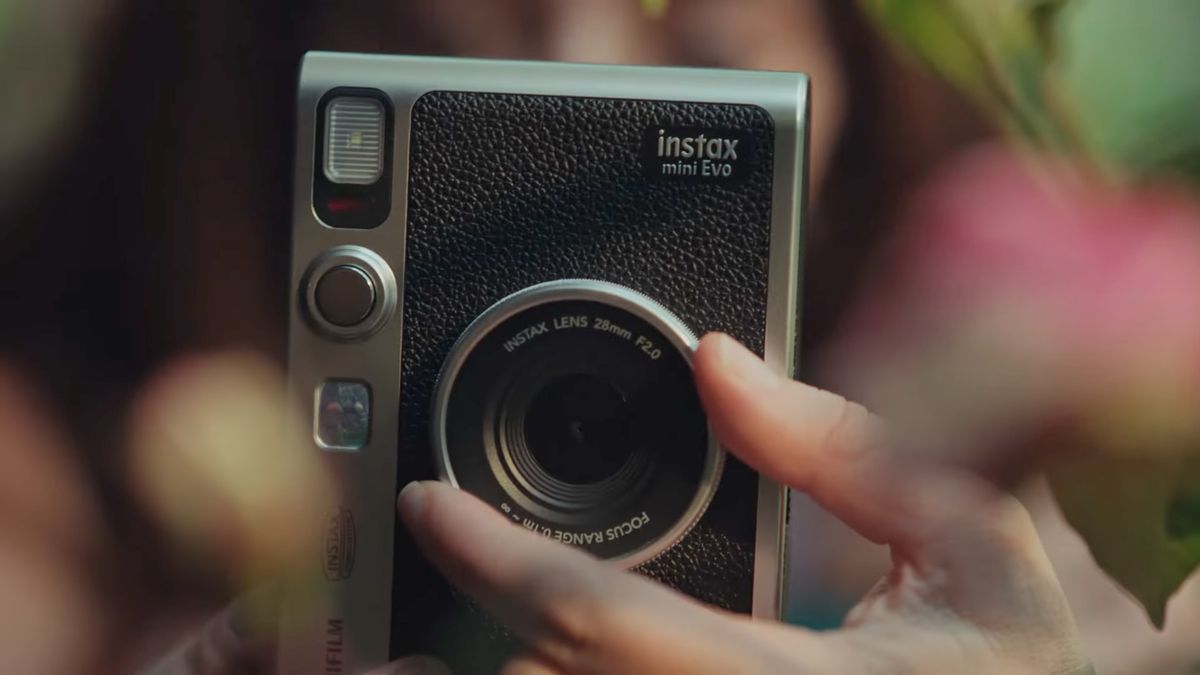 Fujifilm instax mini Evo Hybrid łączy świat fotografii cyfrowej i natychmiastowej 1