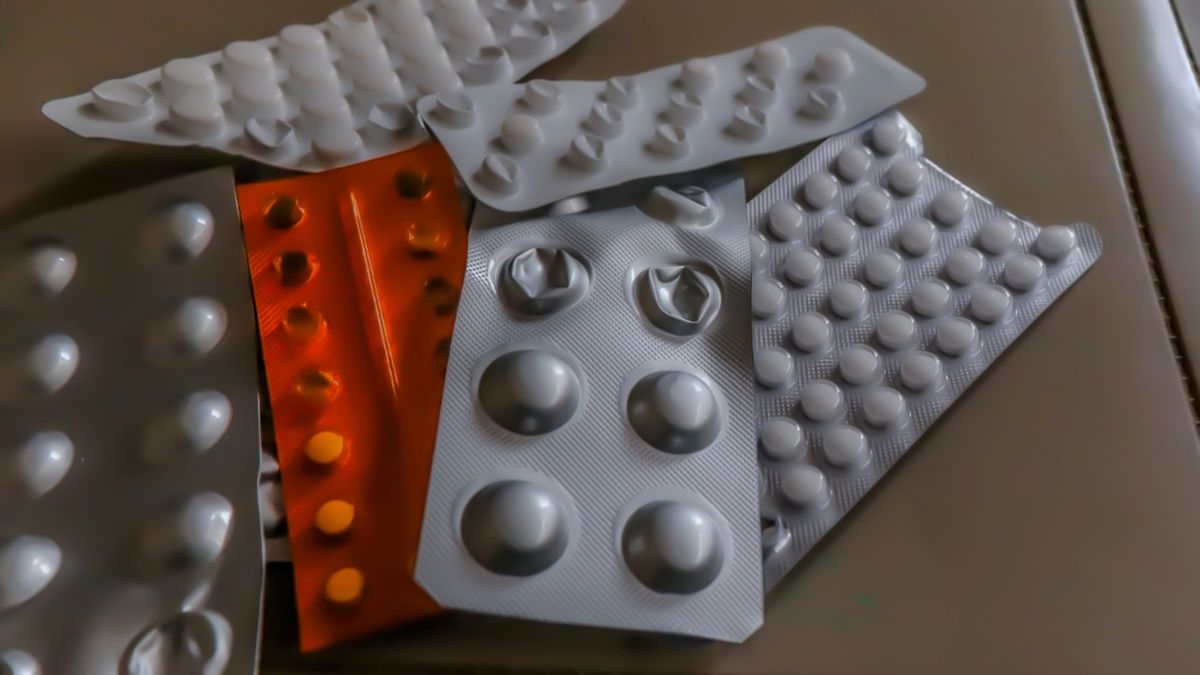 Self-MedicationThe great ease in buying medications has been one of the main causes of the dangerous self-medicationJorge Luiz Carioca