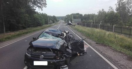 Wjechał wprost pod samochód dostawczy. Zginął na miejscu [ZDJĘCIA]