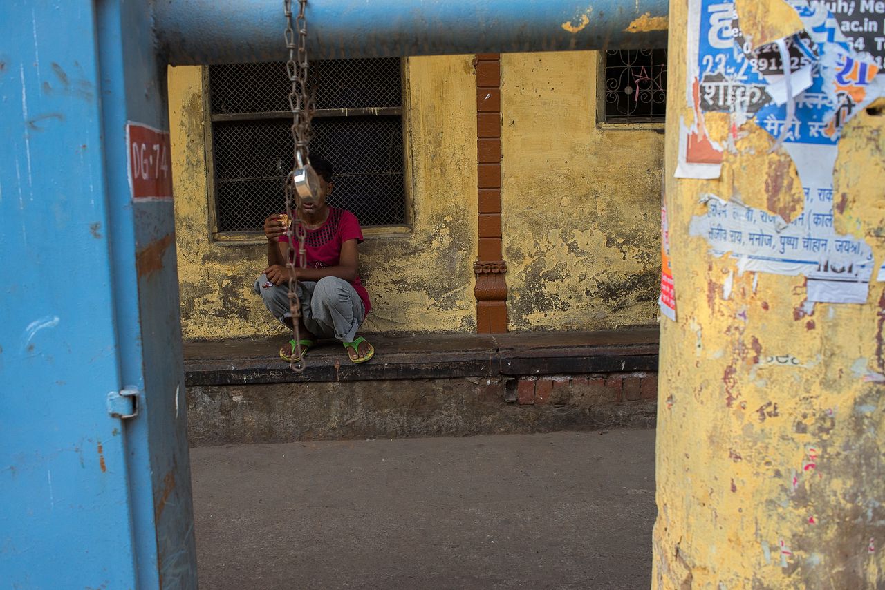 Pushkar Raj Sharma pokazuje na swoich zdjęciach ulicznych, czym jest utrata tożsamości