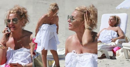 Przypieczona słonkiem Dagmara Kaźmierska relaksuje się na plaży w Juracie z telefonem przy uchu (ZDJĘCIA)