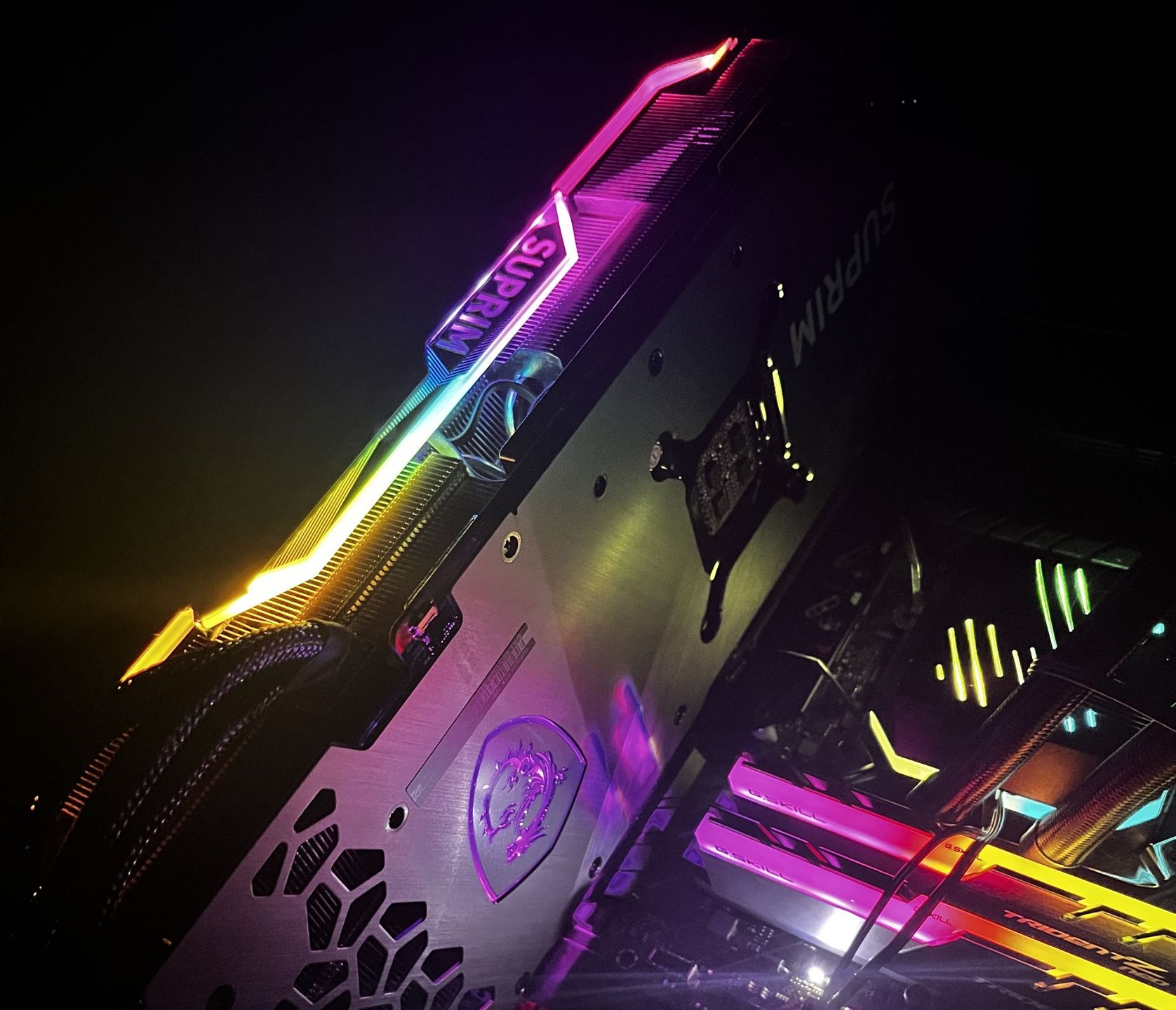 MSI GeForce RTX 3090Ti Suprim X - podświetlenie RGB