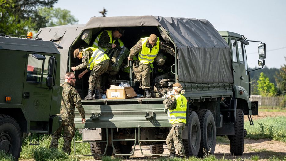 �o�nierze 8. Kujawsko-Pomorskiej Brygady Obrony Terytorialnej
Kipichy, 13.05.2023. Oko�o 30 �o�nierzy 8. Kujawsko-Pomorskiej Brygady Obrony Terytorialnej bierze udzia� w Kipichach, 13 bm. w poszukiwaniu obiektu przypominaj�cego balon, kt�ry przylecia� z kierunku Bia�orusi  (t�/dw) PAP/Tytus �mijewski
Tytus �mijewski
8 Kujawsko-Pomorska Brygada Obrony Terytorialnej im. gen. bryg., balon, poszukiwania, WOT, �o�nierze