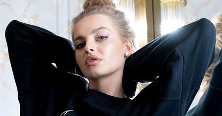 Kusicielka Karolina Pisarek pozuje w jeansowej mini. Fajna stylizacja? (FOTO)