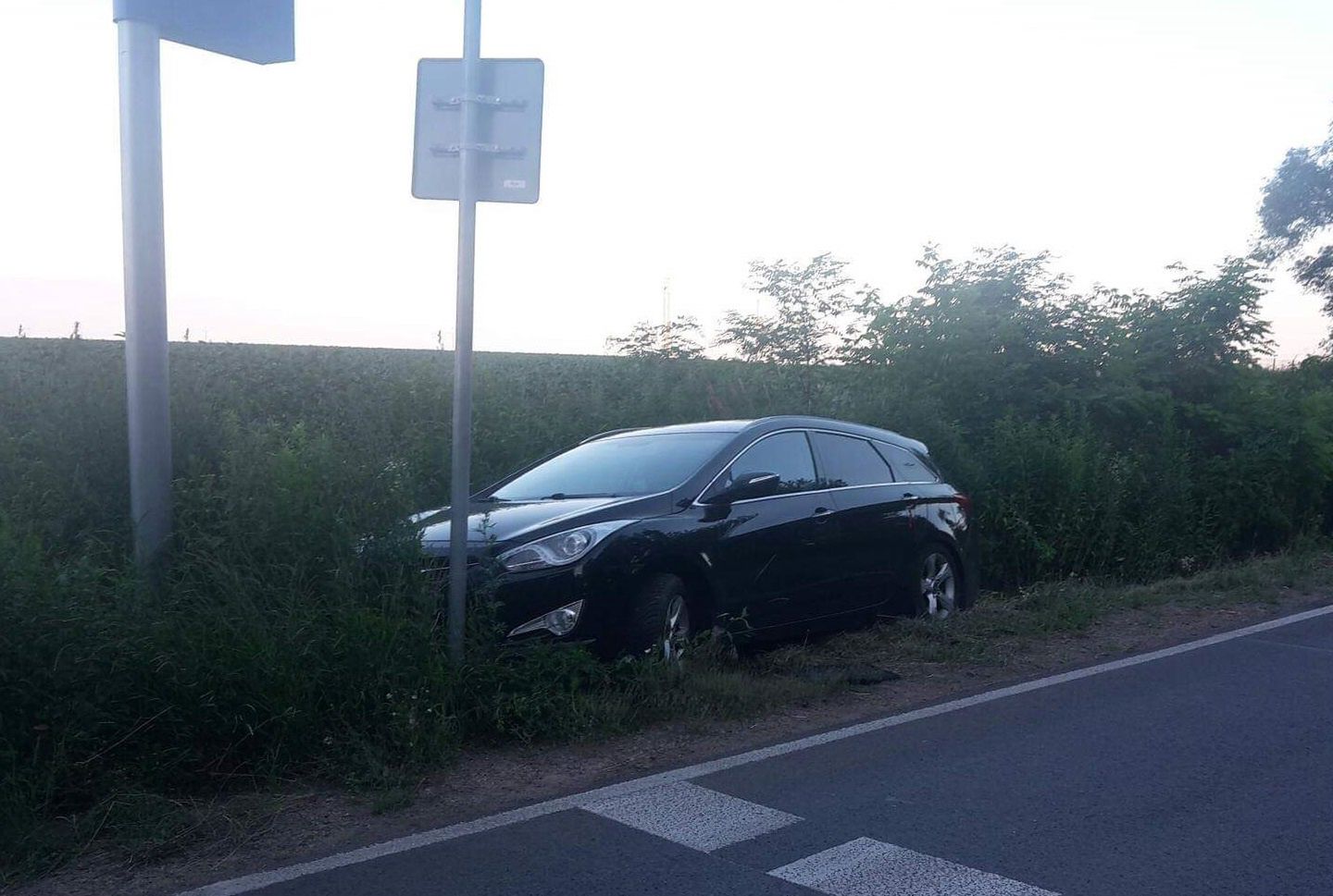 Samochód wjechał do przydrożnego rowu