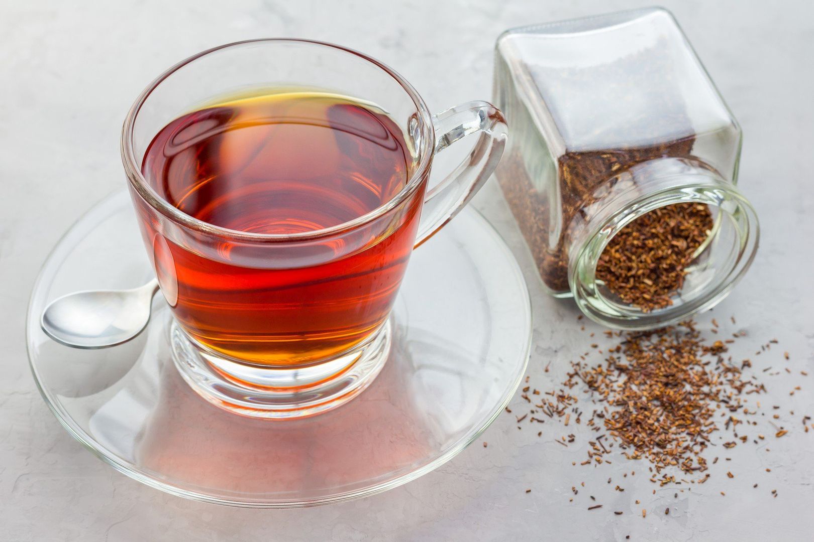 Herbata rooibos w torebkach jest zdrowsza od tej pakowanej luzem – stwierdzili naukowcy badający produkty dostępne na polskim rynku.