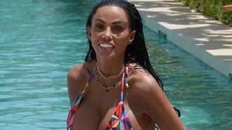 Katie Price pływa na dmuchanym flamingu, prezentując monstrualny biust