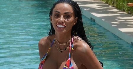 Katie Price pływa na dmuchanym flamingu, prezentując monstrualny biust