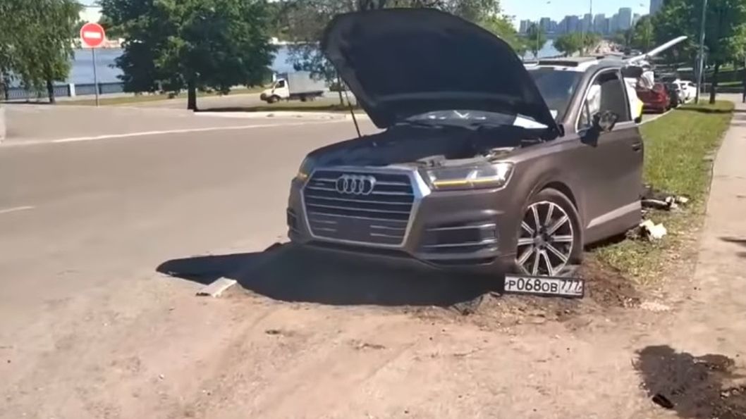 Rozcięte na pół Audi Q7 budzi sporo emocji w sieci. Zapytaliśmy fachowca od napraw powypadkowych o opinię i ewentualną przyczynę takiego stanu rzeczy.