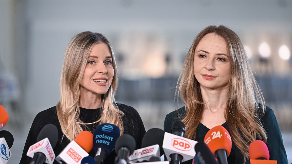 Warszawa, 08.05.2024. Minister rodziny, pracy i polityki społecznej Agnieszka Dziemianowicz-Bąk (P) i wiceminister rodziny i polityki społecznej Aleksandra Gajewska (L) podczas konferencji prasowej w Sejmie w Warszawie, 8 bm. Temat spotkania: ustawa �Aktywny Rodzic� oraz zmiany w programie "Aktywny Maluch". (ad) PAP/Radek Pietruszka