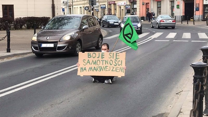 Aktywista Extinction Rebellion Lublin z transparentem