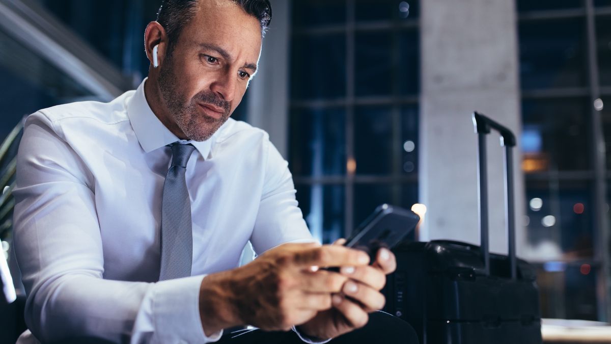 Kupujemy coraz droższe smartfony . Co prawda robimy to rzadziej – wszak kolejne modele nie zaskakują, jak kiedyś, nowościami i niespotykaną innowacyjnością, ale coraz chętniej sięgamy po urządzenia premium