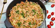 Spaghetti z groszkiem i sosem pomidorowo-serowym. Pycha!