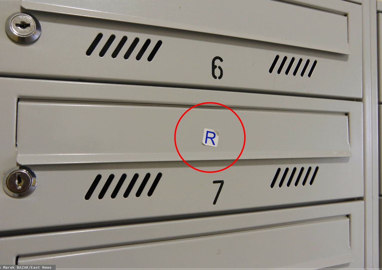 Co oznacza naklejka z litera "R" na skrzynce pocztowej?