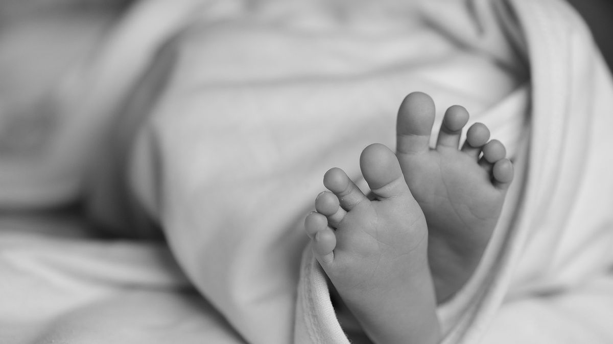 Zostawiła umierające dziecko i poszła po płyn do naczyń. Matce i jej partnerowi grozi dożywocie